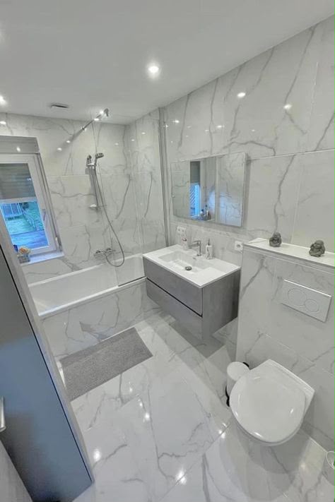 Complete badkamer met bad en zwevende wastafel