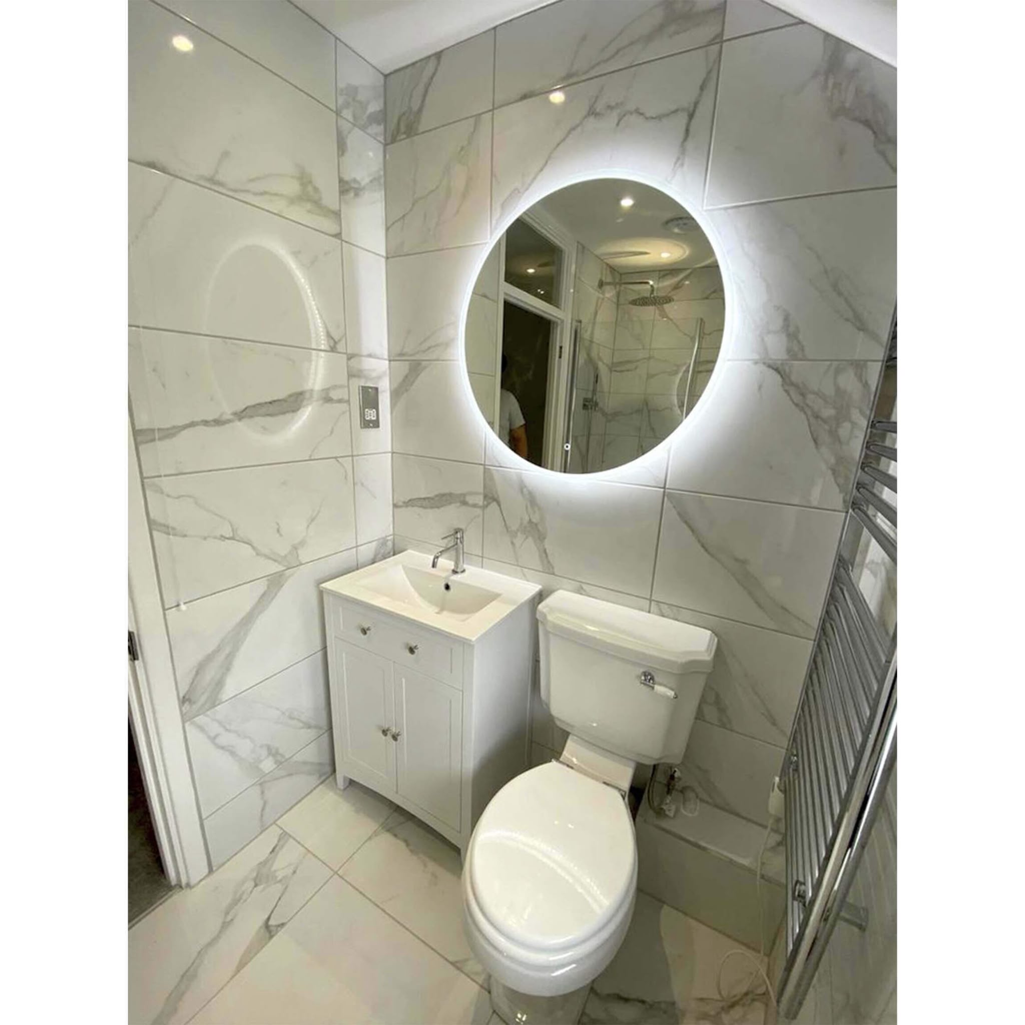 Toiletruimte met verlichte ronde spiegel