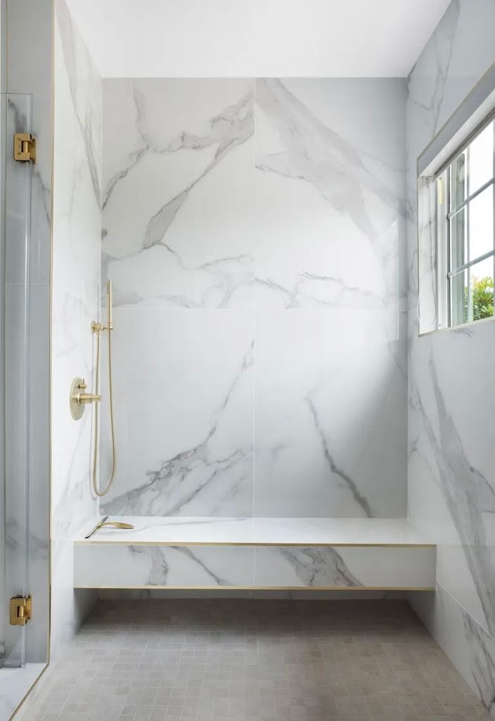 Marmerlook douche met gouden accenten