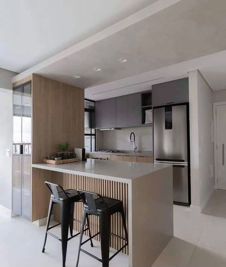 Keuken met eiland en houten latten