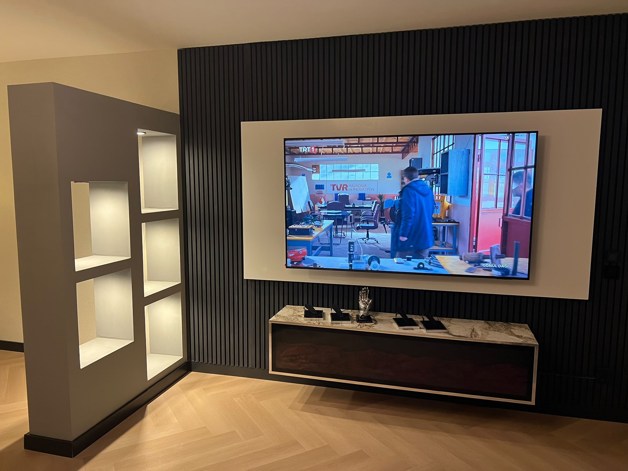 TV-wand met lamellen en verlichte nissen