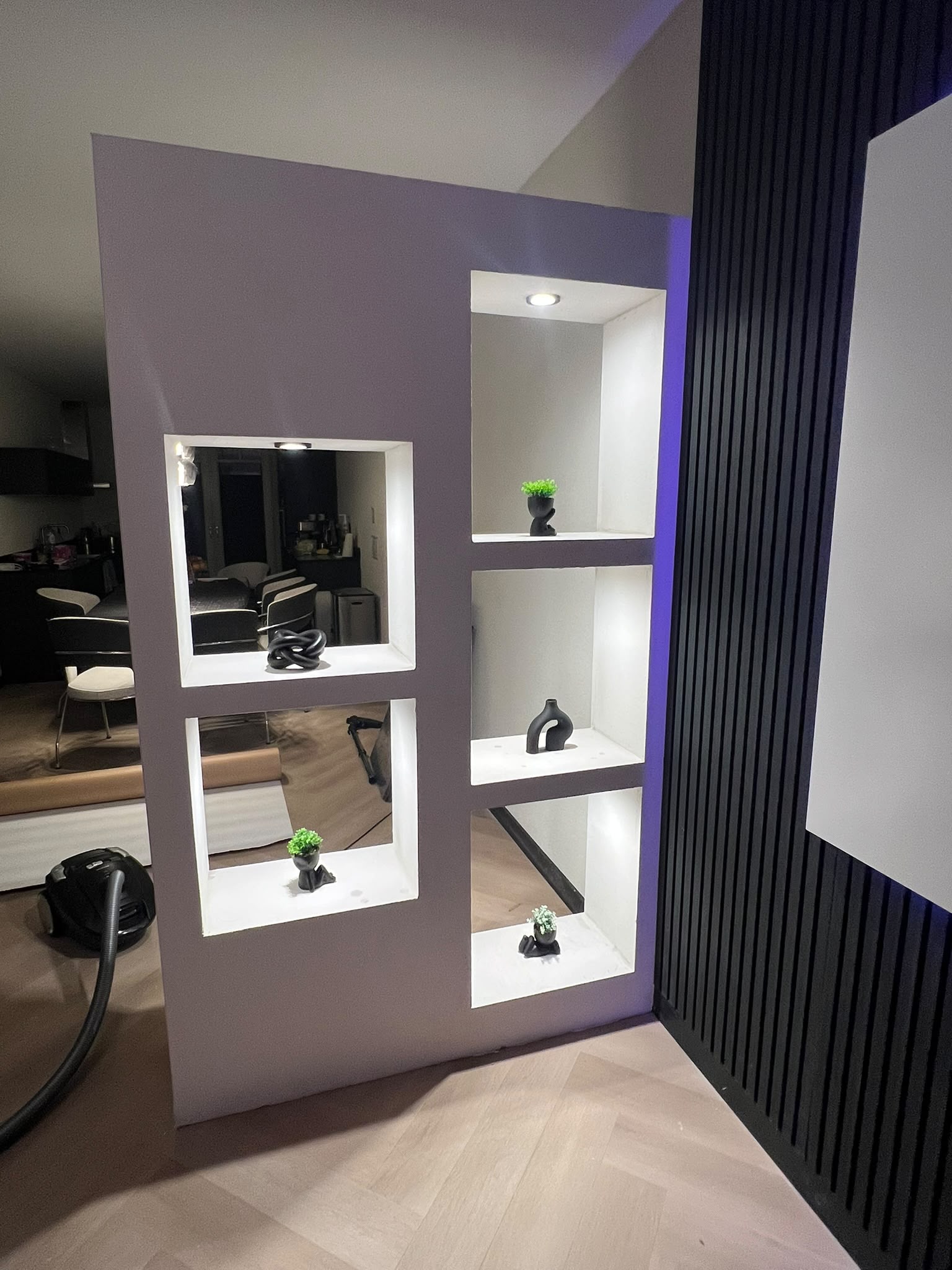 Roomdivider met verlichte nissen